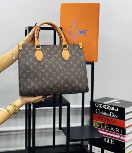 حقيية Louis Vuitton✨ حجم القاعدة 30 سم